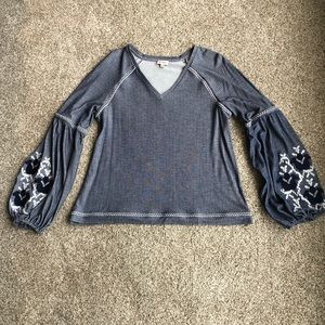 EMBROIDERED SLEEVE DETAIL VNECK TOP